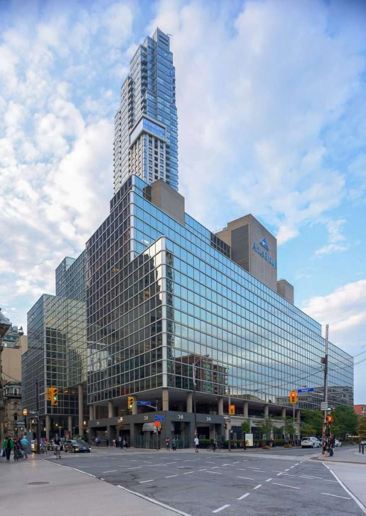 Toronto buildings photographed free of distorition