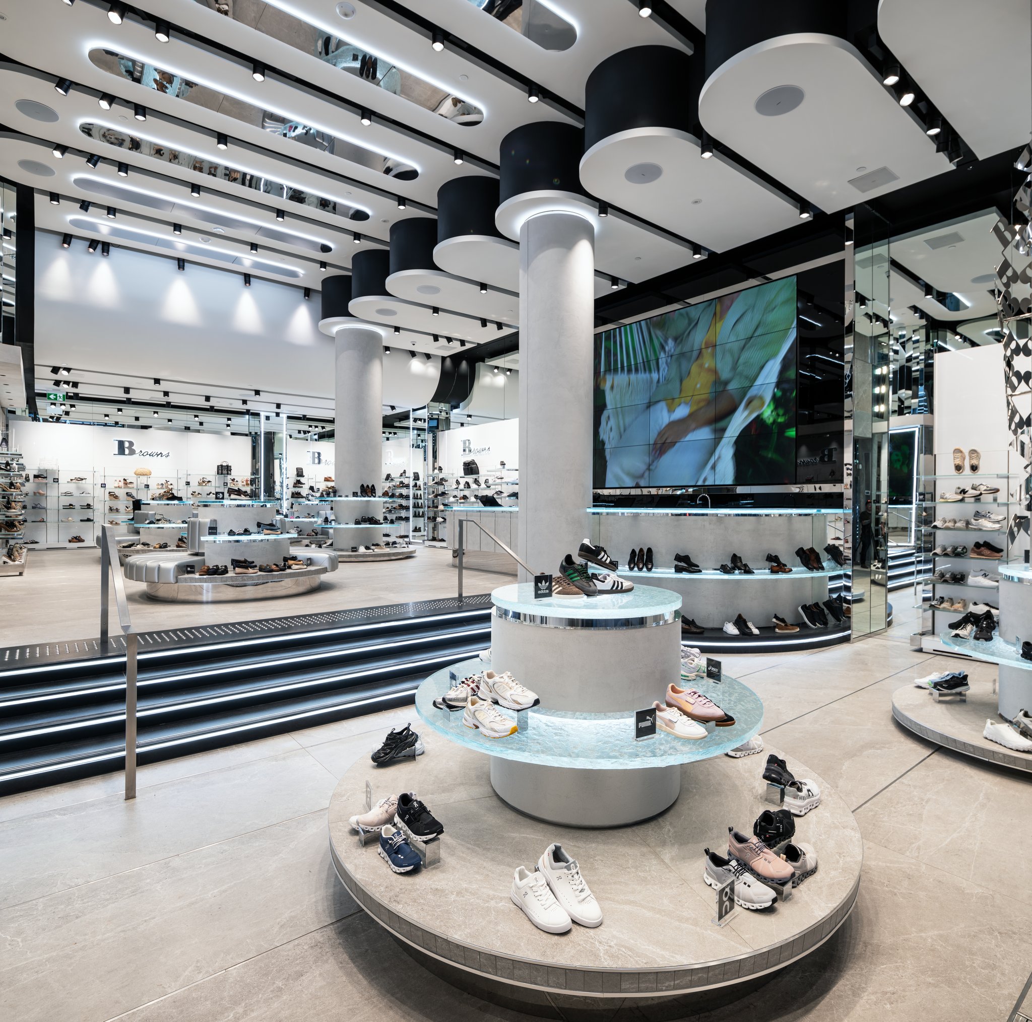 Crafting a newsletter that converts readers into loyal customers requires more than just compelling copy. The right images can significantly boost engagement, retention, and click-through rates. But how do you select the perfect visuals for your newsletter campaigns? In this post, we will explore the benefits of using images in email newsletters, provide tips on choosing the right images, and help you understand what your audience will most likely engage with.