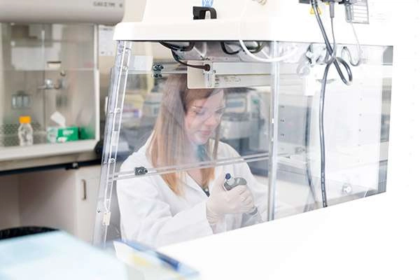 Photographing A Large Medical Research Facility - Dsc 7793Copy A lab technician working in the lab.