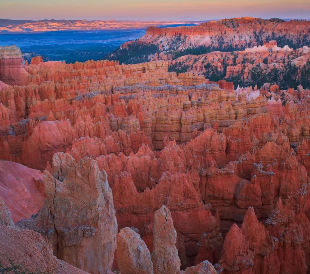 The sun sets across bryce canyon