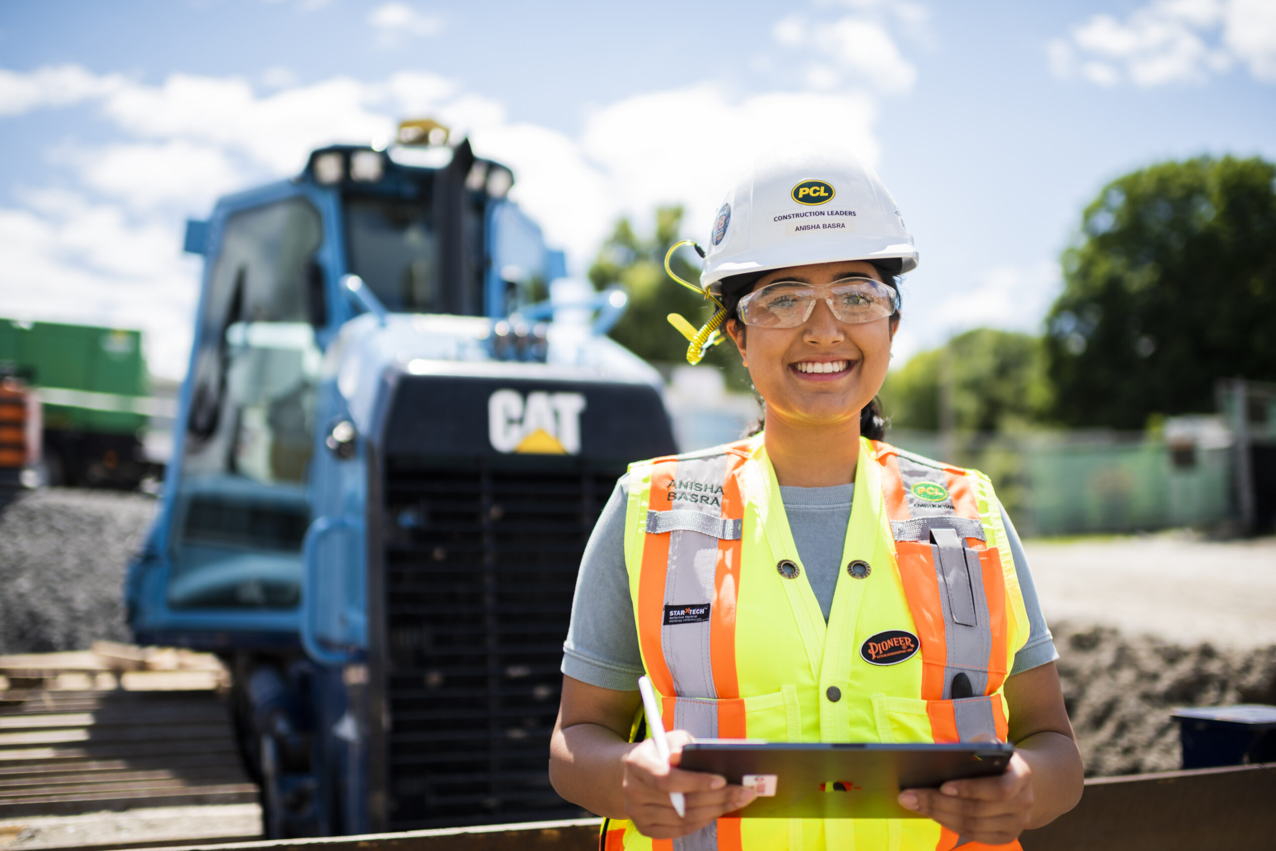 Crafting a newsletter that converts readers into loyal customers requires more than just compelling copy. The right images can significantly boost engagement, retention, and click-through rates. But how do you select the perfect visuals for your newsletter campaigns? In this post, we will explore the benefits of using images in email newsletters, provide tips on choosing the right images, and help you understand what your audience will most likely engage with.